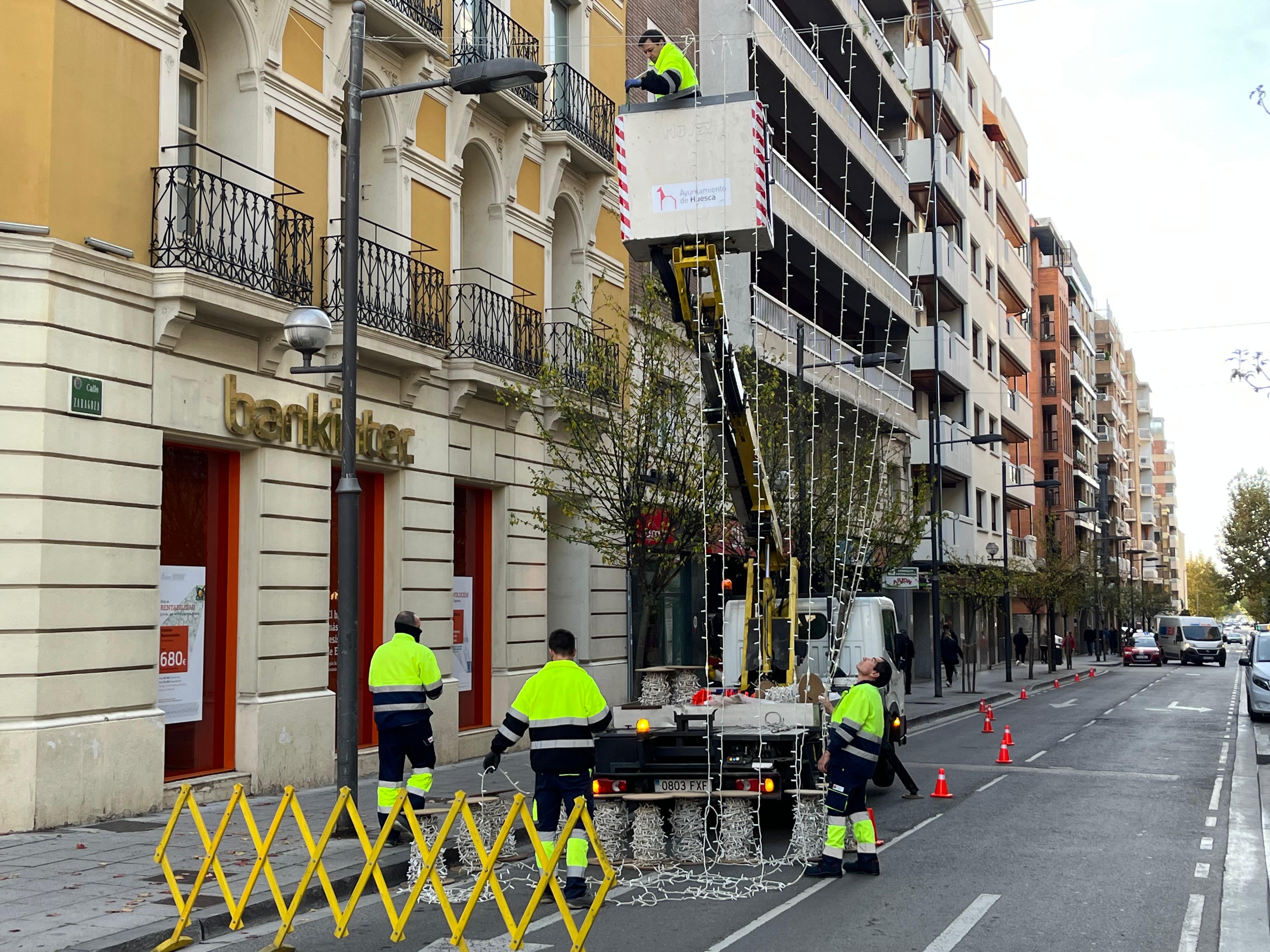 Miembros de las brigadas colocando la iluminación