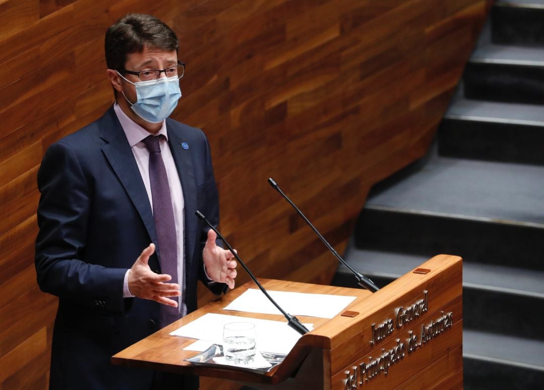 El Consejero de Industria, Enrique Fernández, durante su intervención en el Parlamento Regional