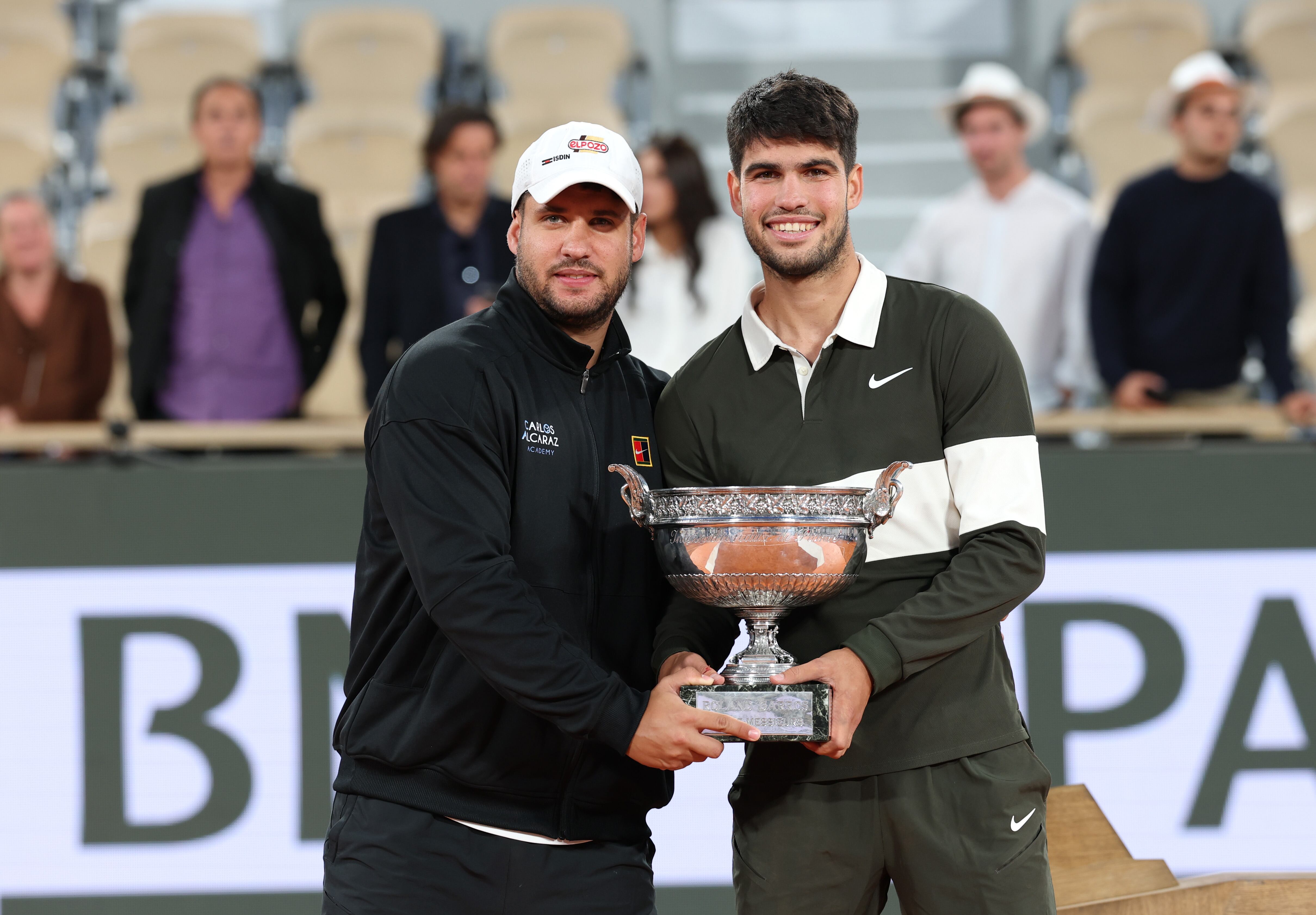Carlos Alcaraz posa junto a su hermano, Álvaro Alcaraz, con el trofeo de Roland Garros