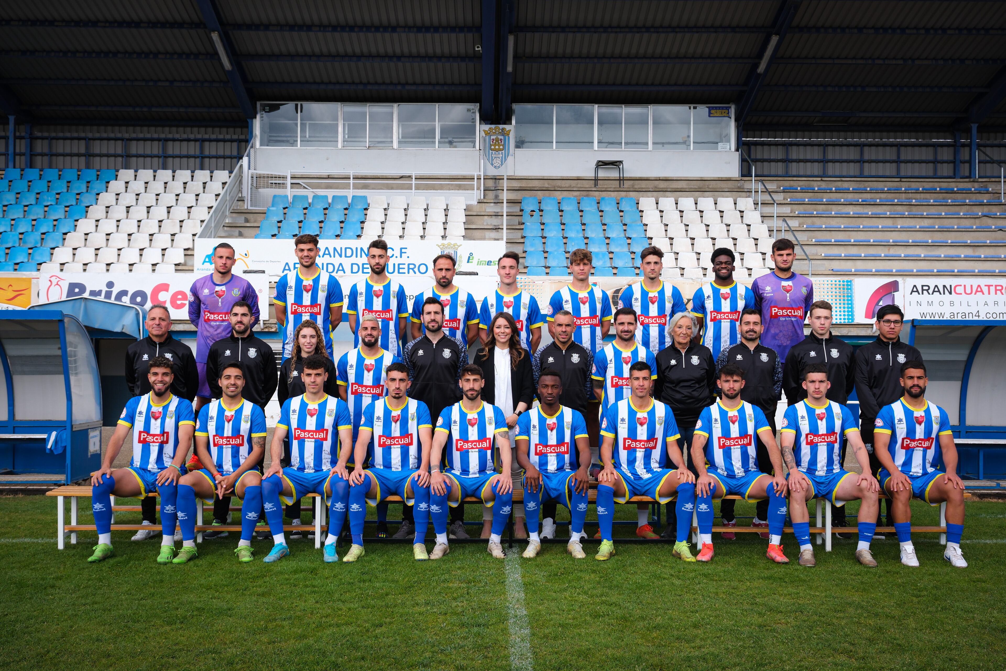 La plantilla y el cuerpo técnico de la Arandina, junto a su presidente, Virginia Martínez, en la foto oficial de la temporada 22-23, en la que el club ha logrado el ascenso a 2ª RFEF