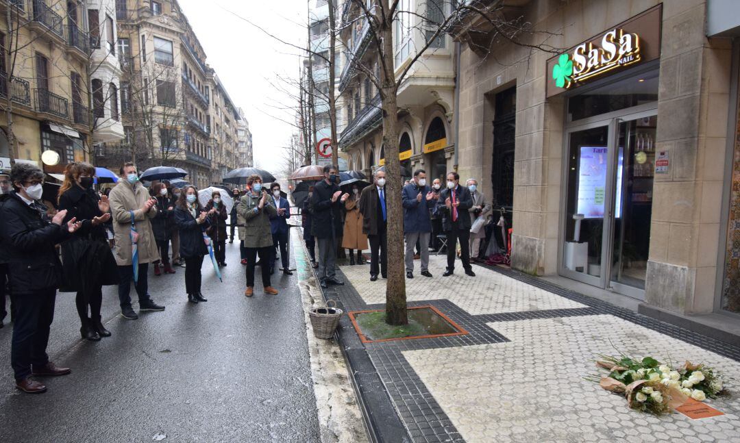 Representantes políticos junto a los hijos de Múgica aplauden en el homenaje al histórico dirigente socialista