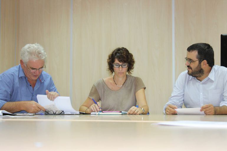 Antoni Garcías, junto al conseller de Medio Ambiente, Vicenç Vidal y Joana Garau, directora general de Recursos Hídricos