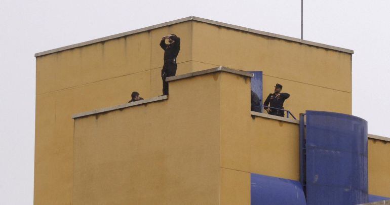 Efectivos de la Policía Nacional en el Centro de Internamiento de Extranjeros (CIE) de Aluche.