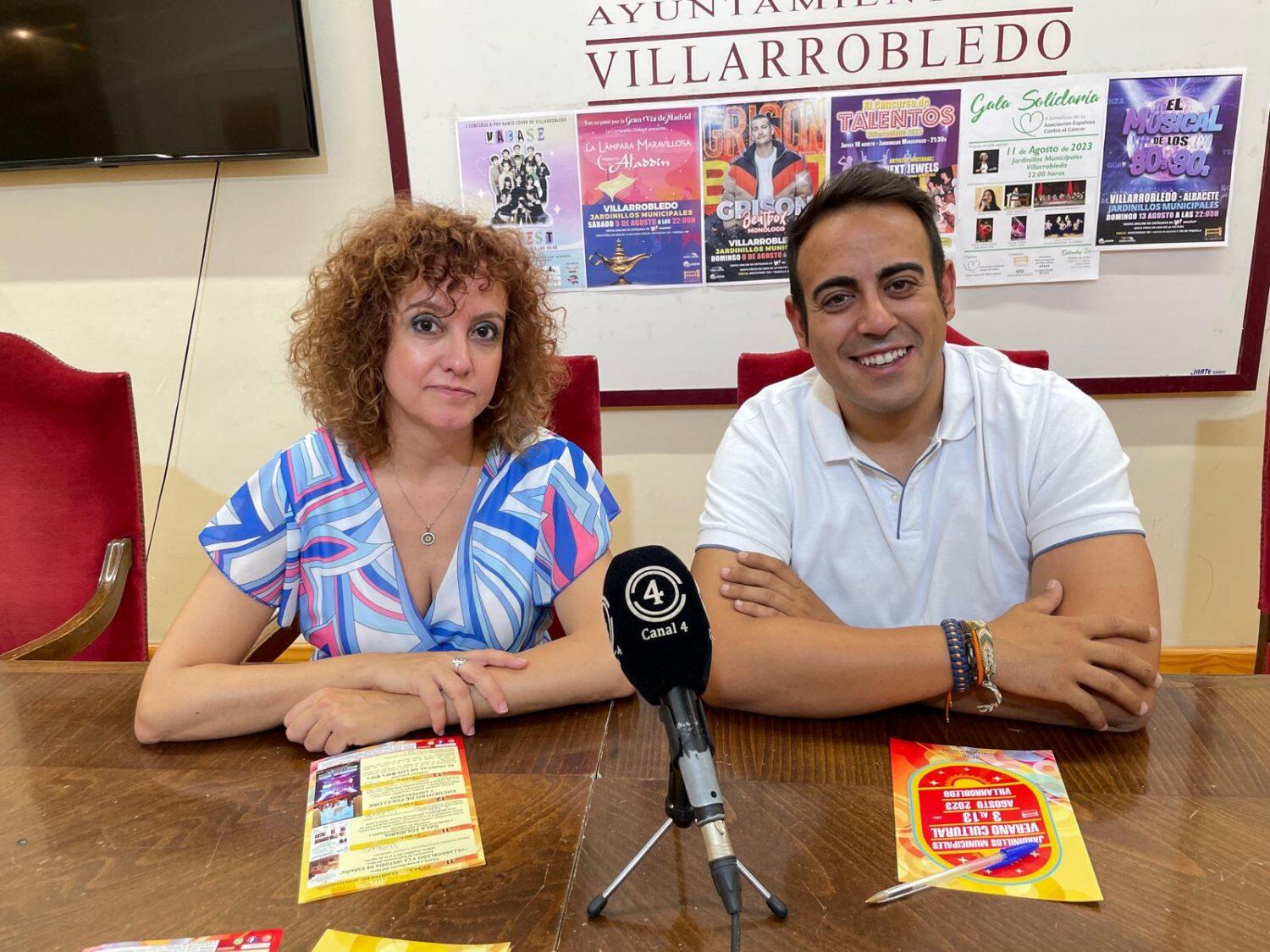 Juan José Calero, concejal de cultura y Ana Simón, responsable del área, presentan la programación cultural de agosto