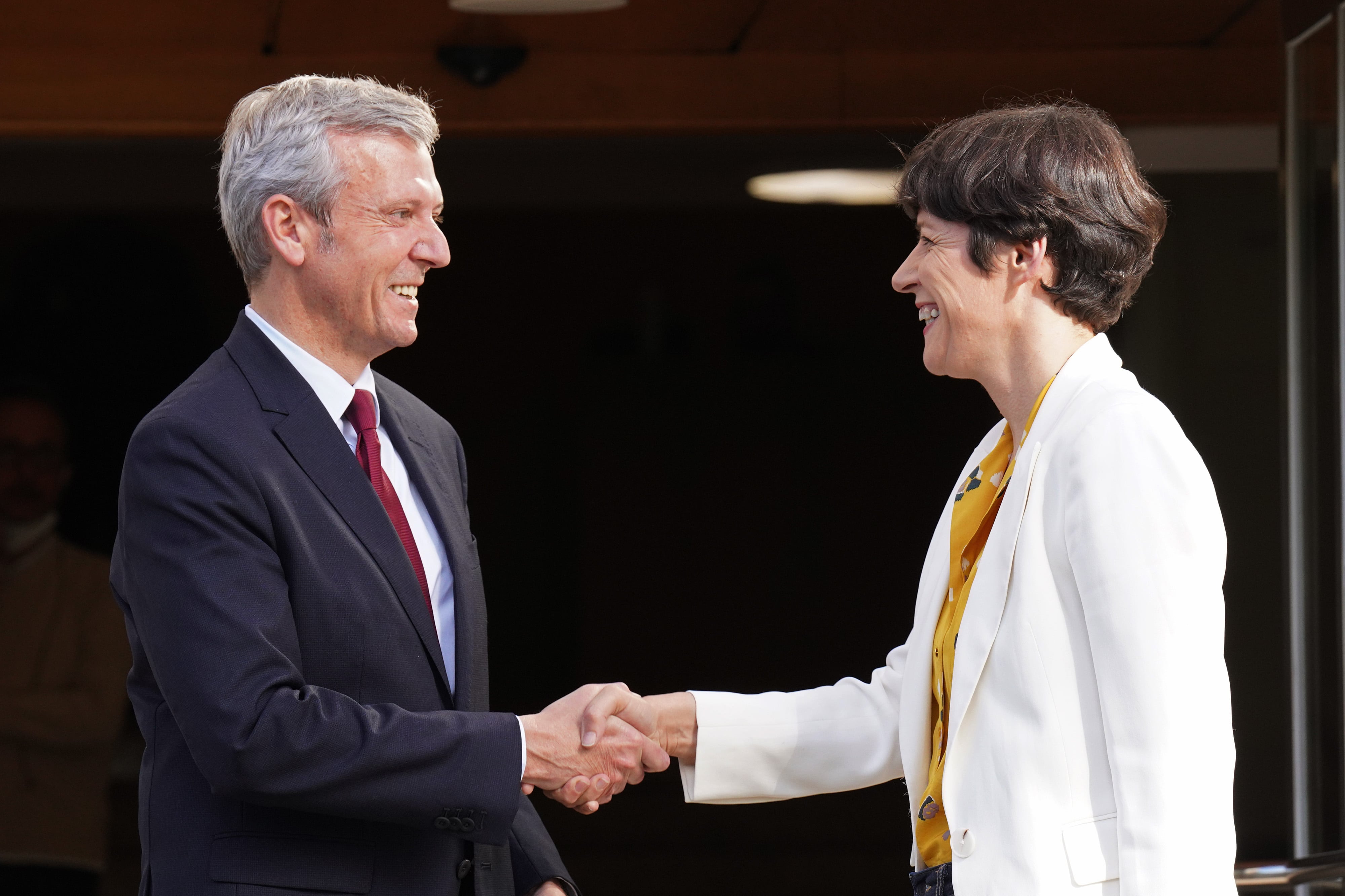 Alfonso Rueda y Ana Pontón se saludan, antes de un encuentro del presidente de la Xunta con la líder de la oposición (Photo By Alvaro Ballesteros/Europa Press via Getty Images)