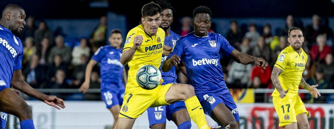 Gerard Moreno pelea un balón en el partido frente al Leganés bajo la atenta mirada de Paco Alcacer