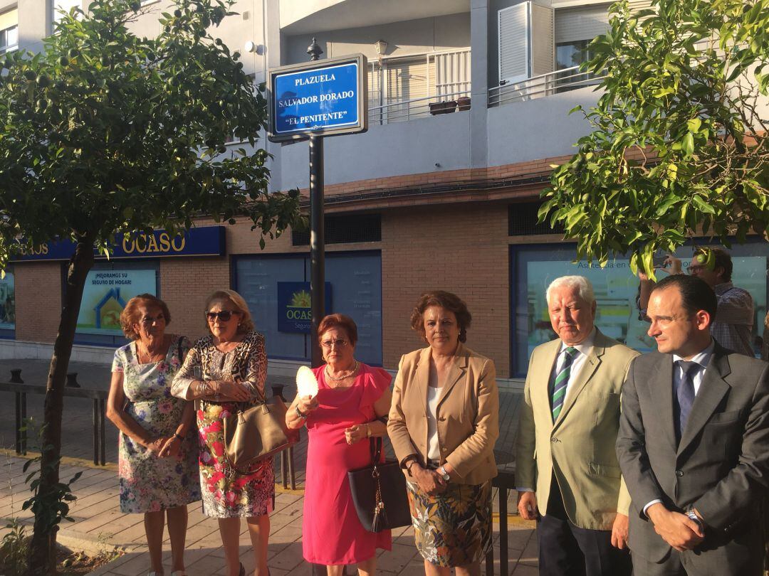 La delegada del Distrito Triana, Carmen Castreño -tercera por la derecha- y, a su lado, el presidente del Consejo, Antonio Piñero, han asistido a la inauguración de la nueva Plazuela salvador Dorado &#039;El Penitente&#039;