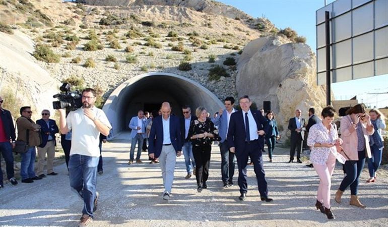 La consellera Salvador, junto con el president Puig (d) y el entronces alcalde, Gabriel Echávarri (i) durante una visita al túnel de la Serra Grossa.