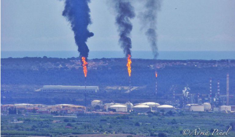 Les torxes cremant al polígon químic Nord de Tarragona