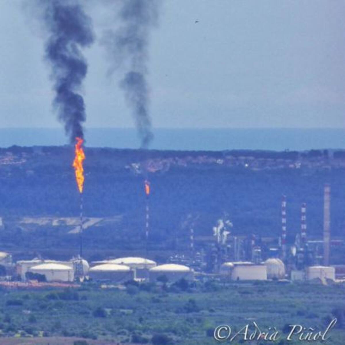 Alerta per dues columnes de fum negre al polígon químic nord de Tarragona