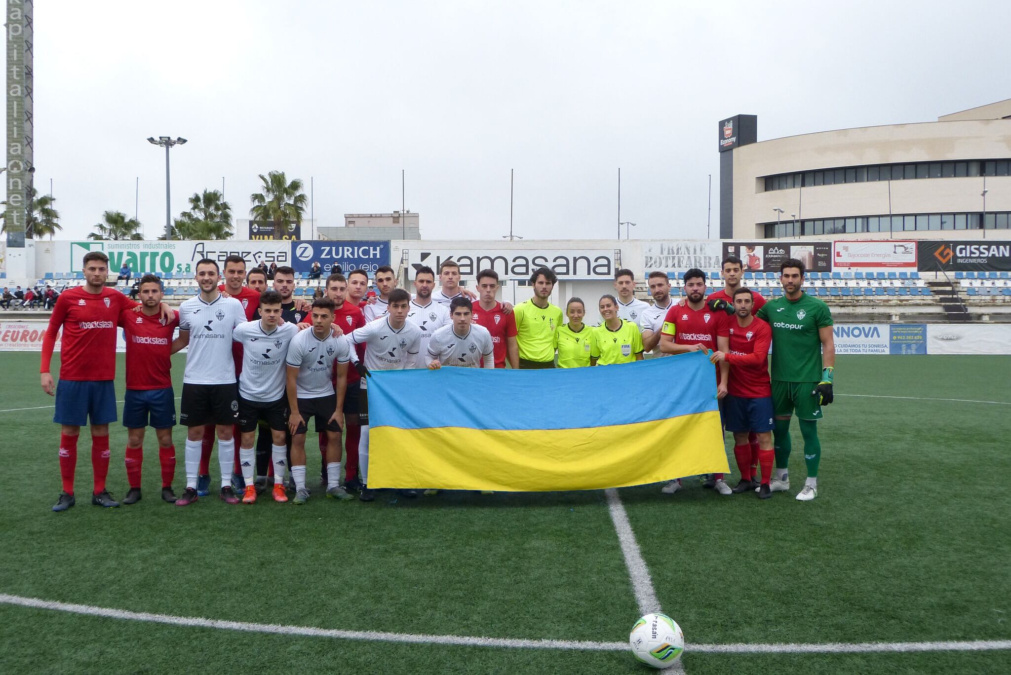 Jugadors de l'Ontinyent 1931 i la UD Quart posen amb la bandera d'Ucraïna