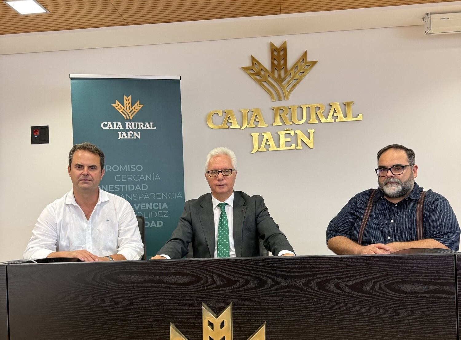 Foto izquierda a derecha: Juan Luis Ávila (secretario general de COAG-Jaén), Juan Gallego Cobo (director de sucursales de Caja Rural de Jaén), Francisco 
Elvira (secretario general de la COAG Jaén que sustituirá a Juan Luis Ávila tras el 
Congreso).