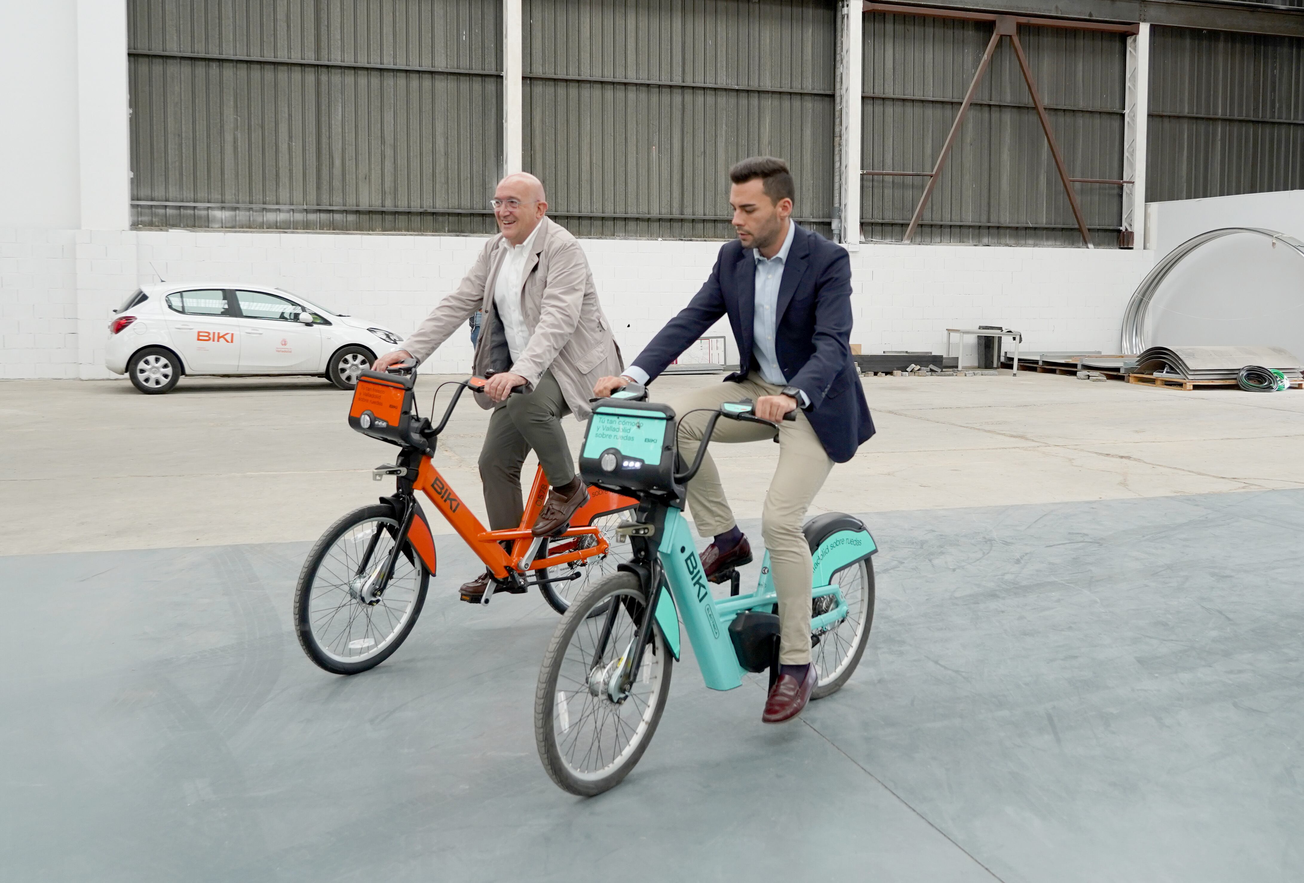 El alcalde de Valladolid, Jesús Julio Carnero, presenta el sistema metropolitano de BIKI junto al alcalde de Zaratán, Roberto Migallón