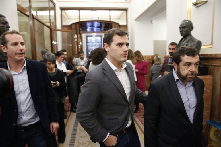 El presidente de Ciudadanos, Albert Rivera, junto al diputado de su mismo partido Miguel Gutiérrez, tras el pleno del Congreso de los Diputados.