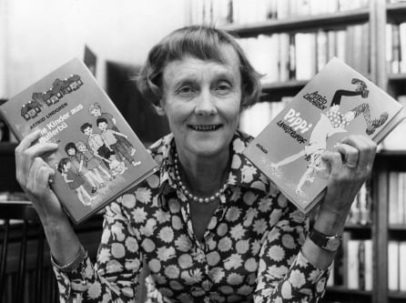 La escritora Astrid Lindgren fotografiada en 1975 con dos de sus obras.