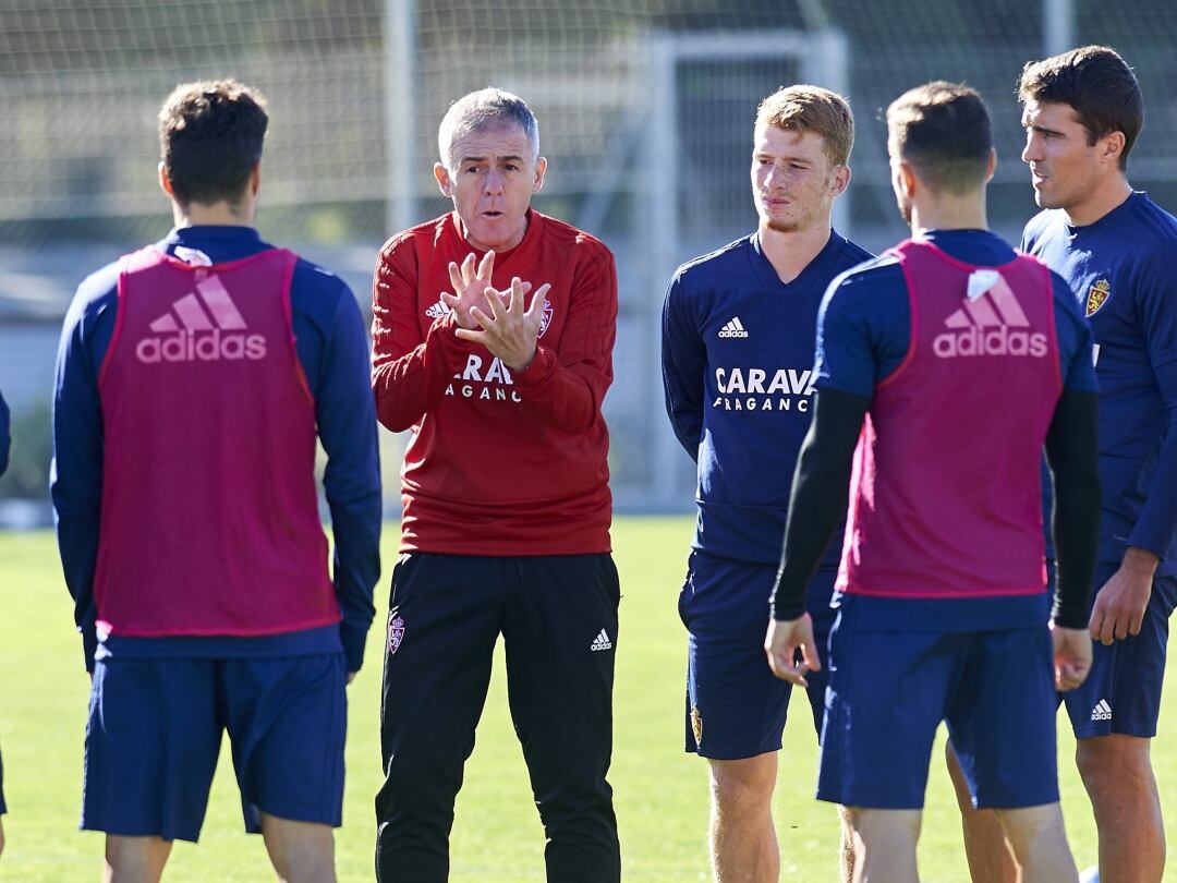 Lucas Alcaraz explica conceptos a sus jugadores