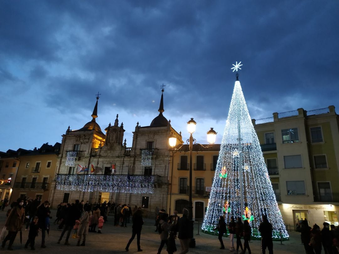 Iluminación navideña en la plaza del Ayuntamiento de Ponferrada