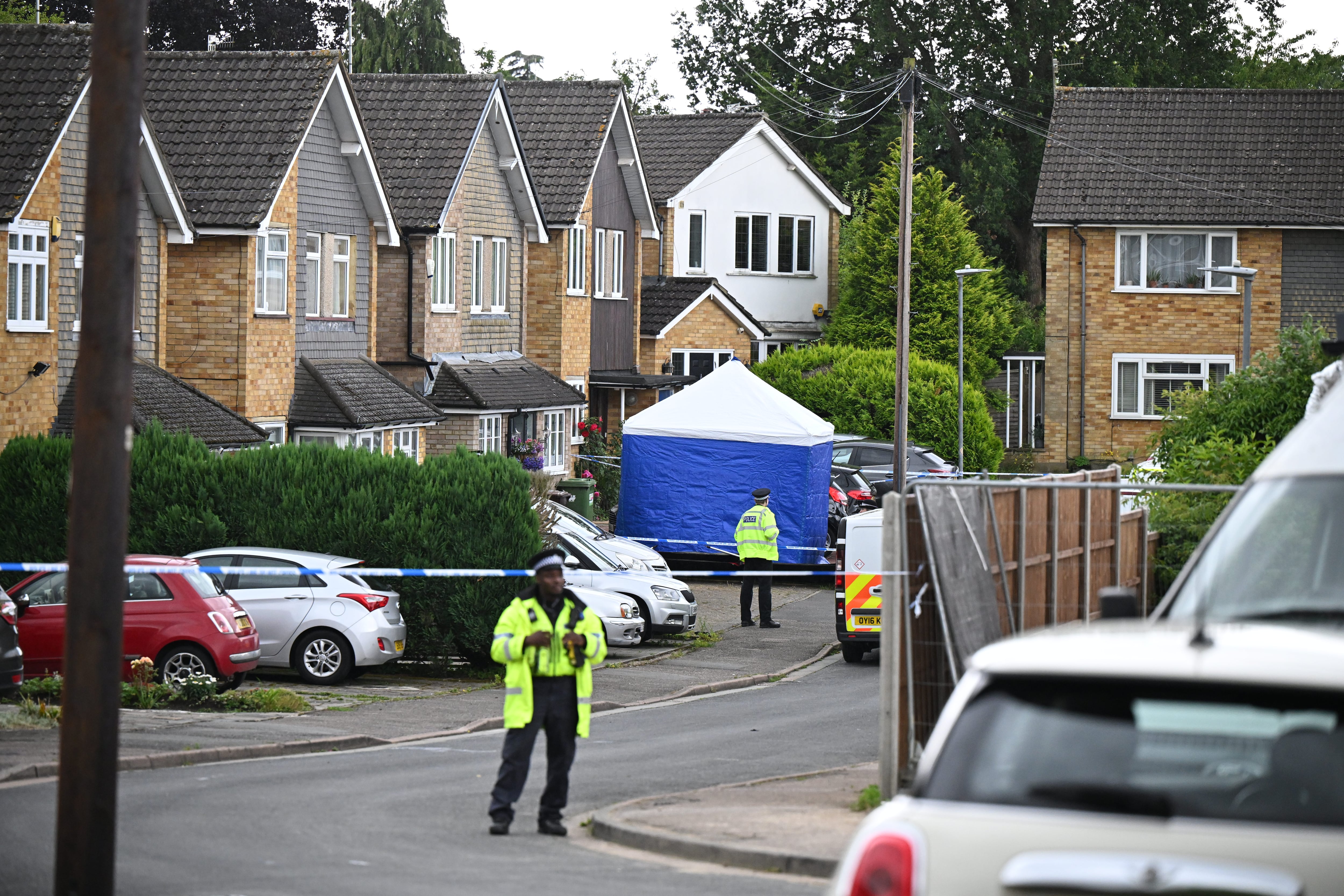 Los agentes de policía inspeccionan la escena en Ashlyn Close, en Bushey, Inglaterra