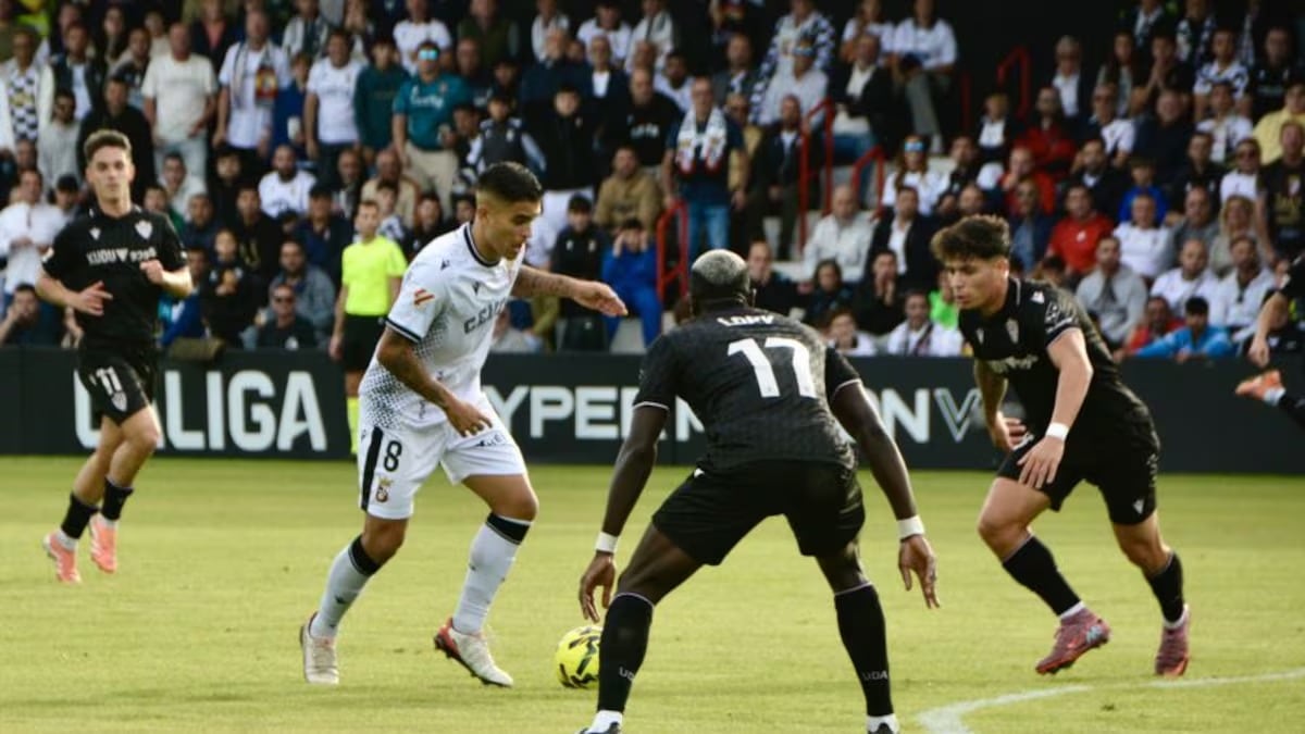 Una jugada del Ceuta - Almería de LaLiga Hypermotion / Cadena SER