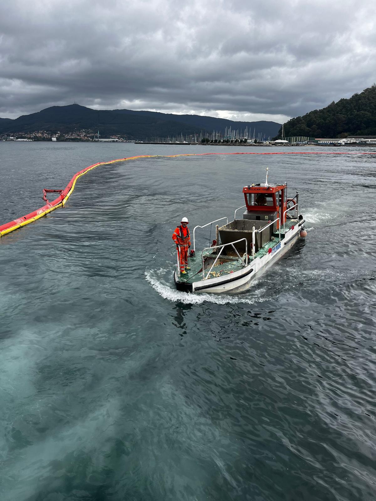 Barreras para la contención del vertido de la ría de Vigo