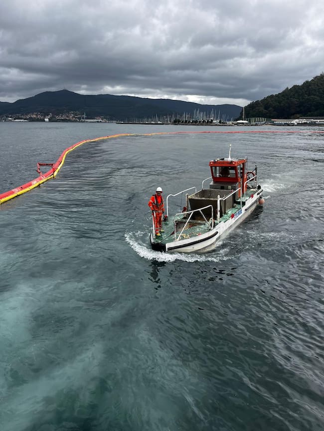 Barreras para la contención del vertido de la ría de Vigo
