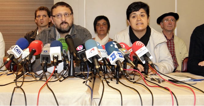 Los representantes de la izquierda abertzale Amparo Lasheras, Niko Moreno, Txelui Moreno, Agurne Barroso, Marian Beitialarrangoitia, Tasio Erkizia y Aitor Bezares, durante la rueda de prensa que ofrecieron en Bilbao