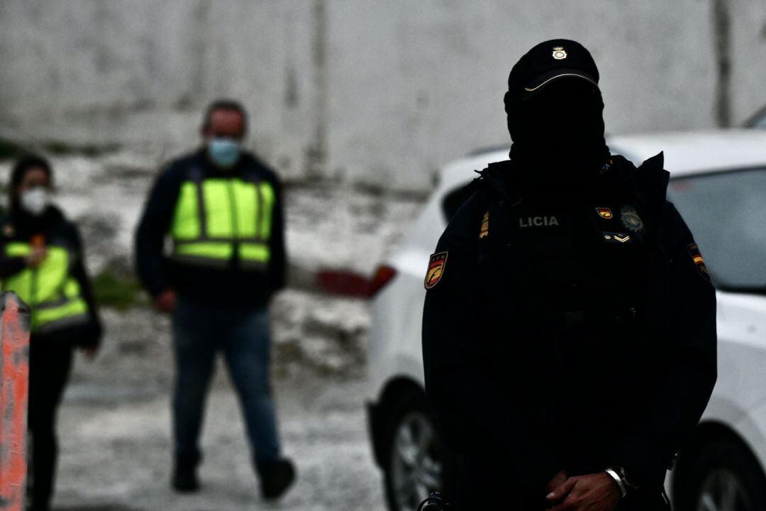 Un agente durante la operación en Ceuta.