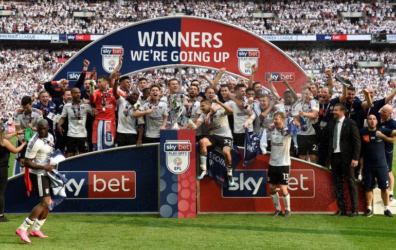 El Fulham celebra en Wembley su ascenso a la Premier.