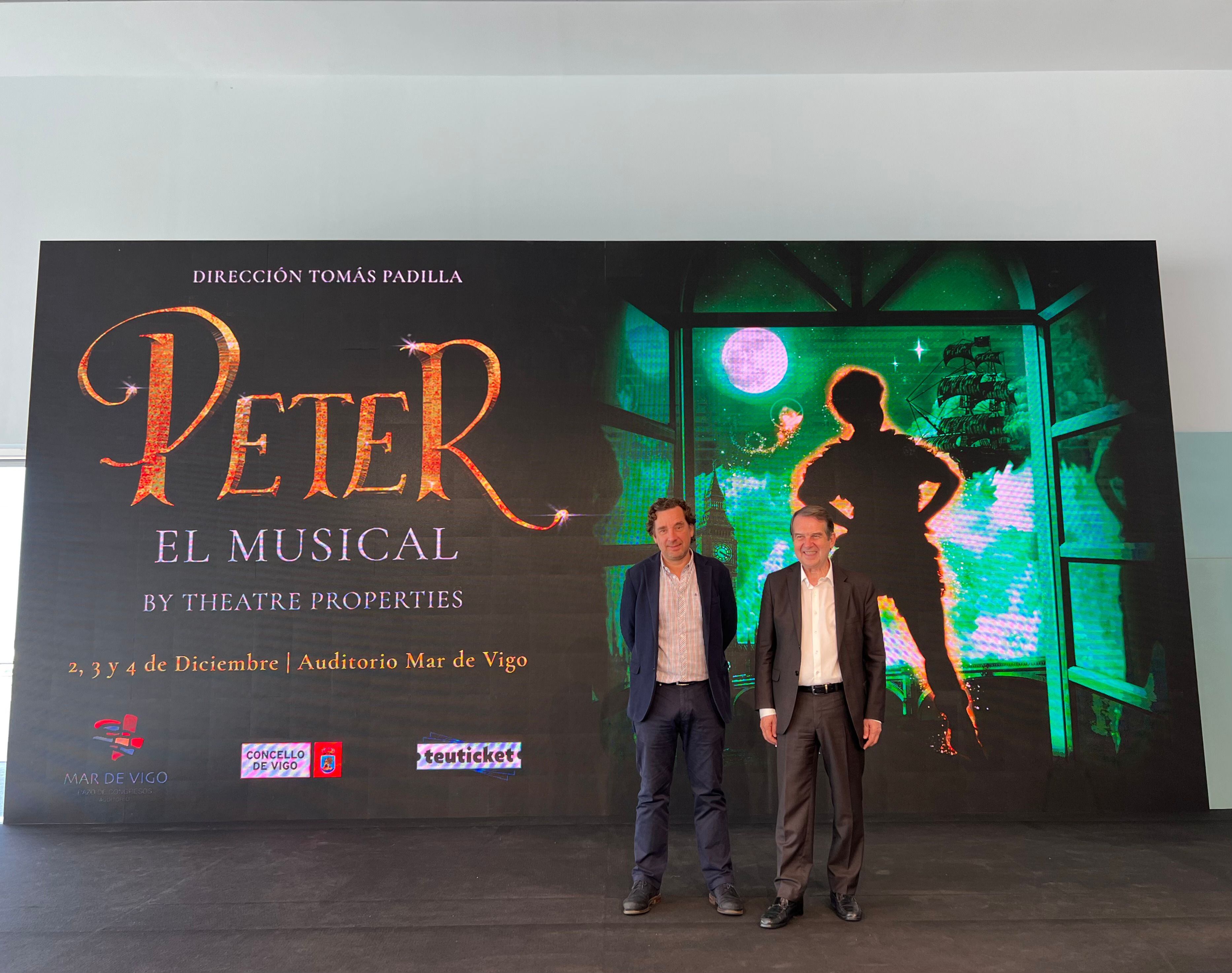 Iñaki Teixeira y Abel Caballero ante el cartel de Peter Pan, el musical.