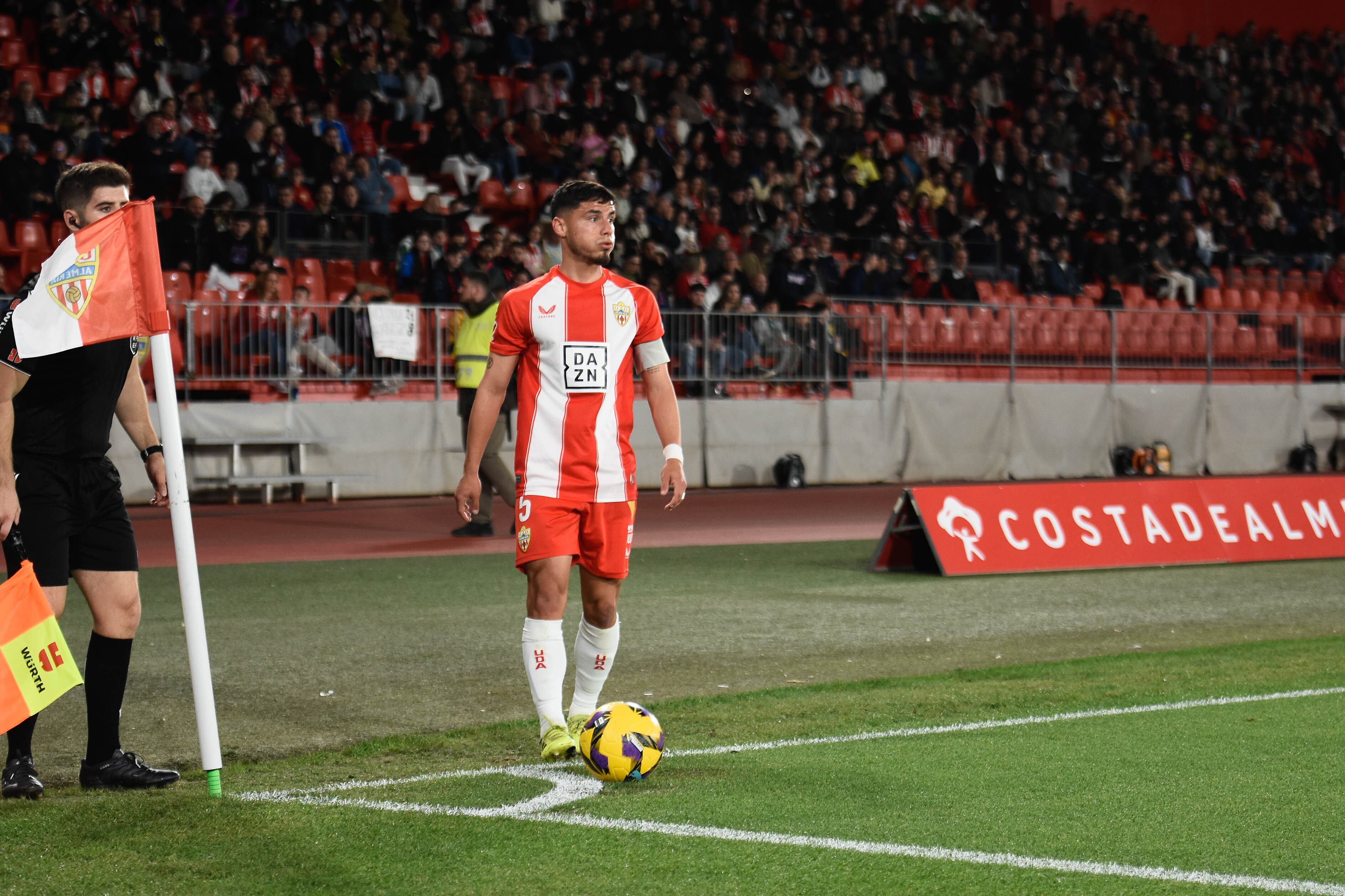 Un capitán que se pone el brazalete para dirigir al Almería en la recta final del curso.