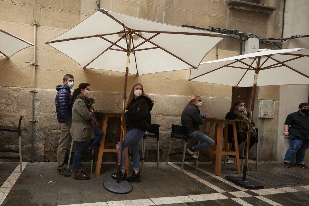 Ambiente en una terraza ubicada en una calle de Pamplona