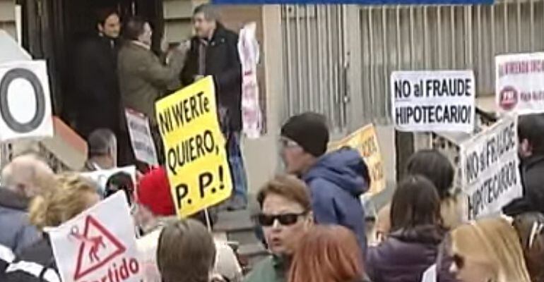 Imágenes del desahucio de esta familia en San Sebastián de los Reyes