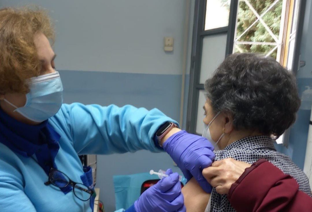 Una mujer recibe la vacuna de la covid-19.
