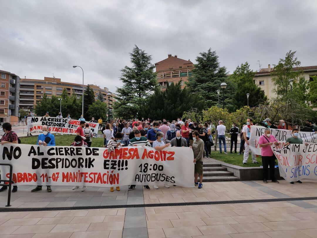 Concentración de trabajadores de Siemens Gamesa durante la reunión con la directora de Desarrollo Económico del Gobierno de Navarra, Izaskun Goñi.