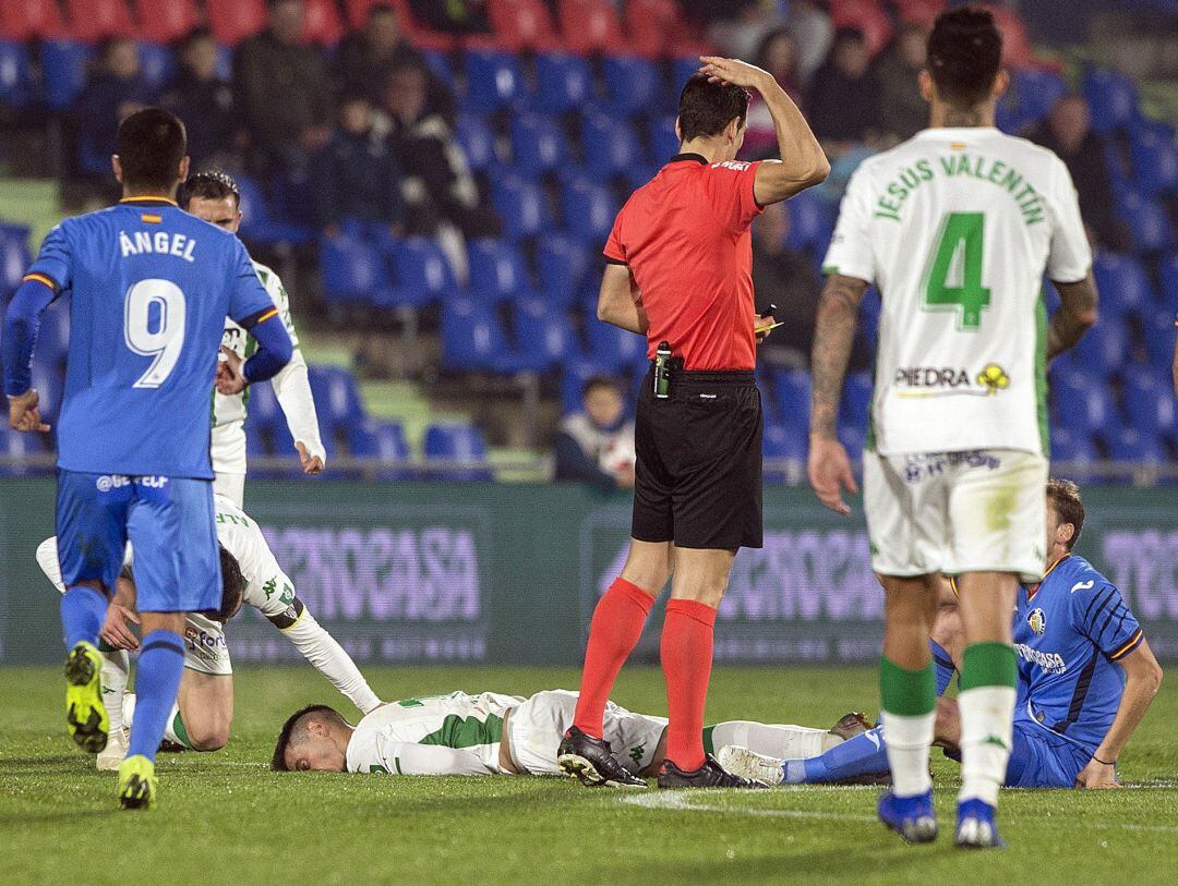 El delantero del Córdoba Jaime Romero queda inconsciente y tendido en el césped, durante el partido 