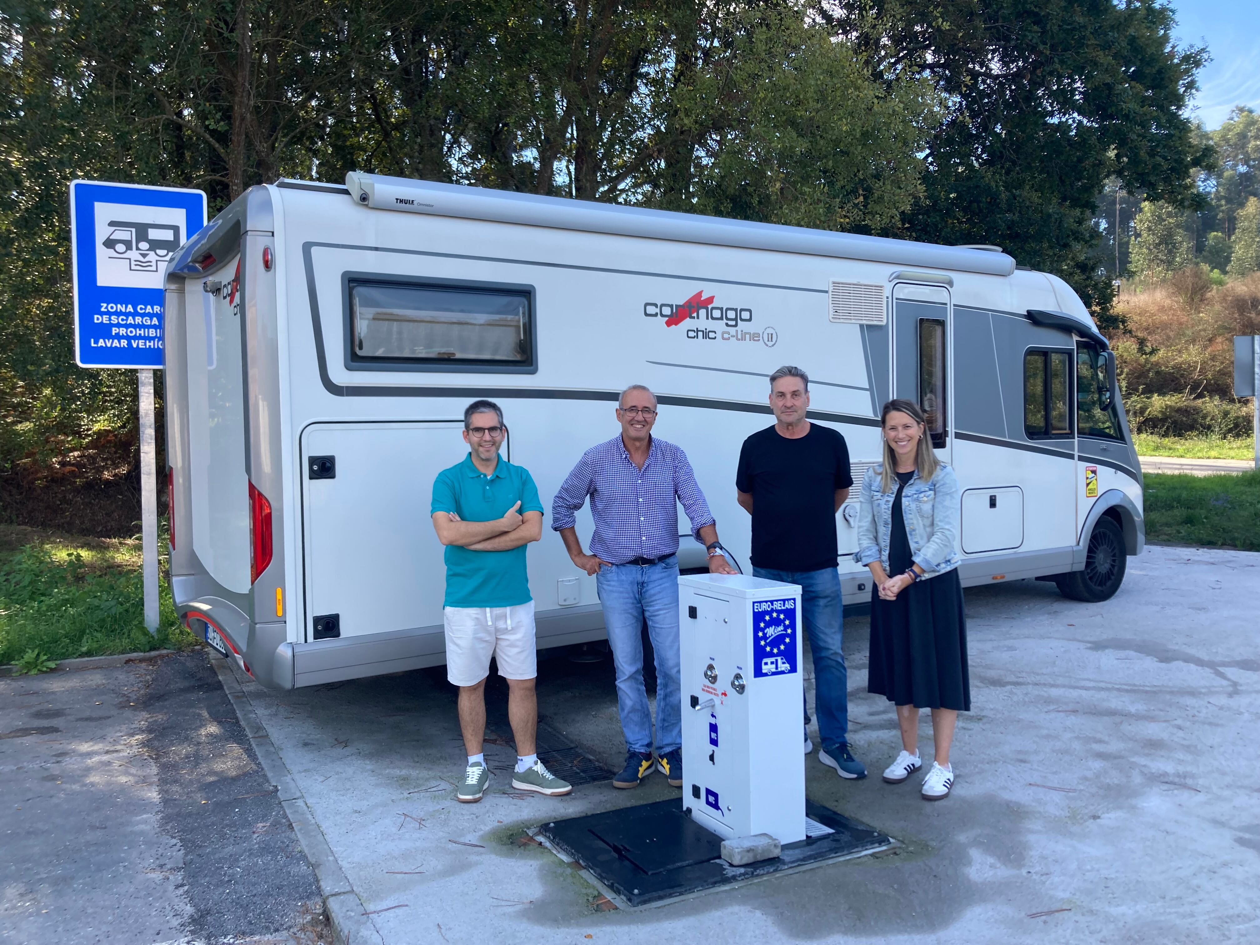 Juan González, alcalde de Nigrán, con autocaravanistas