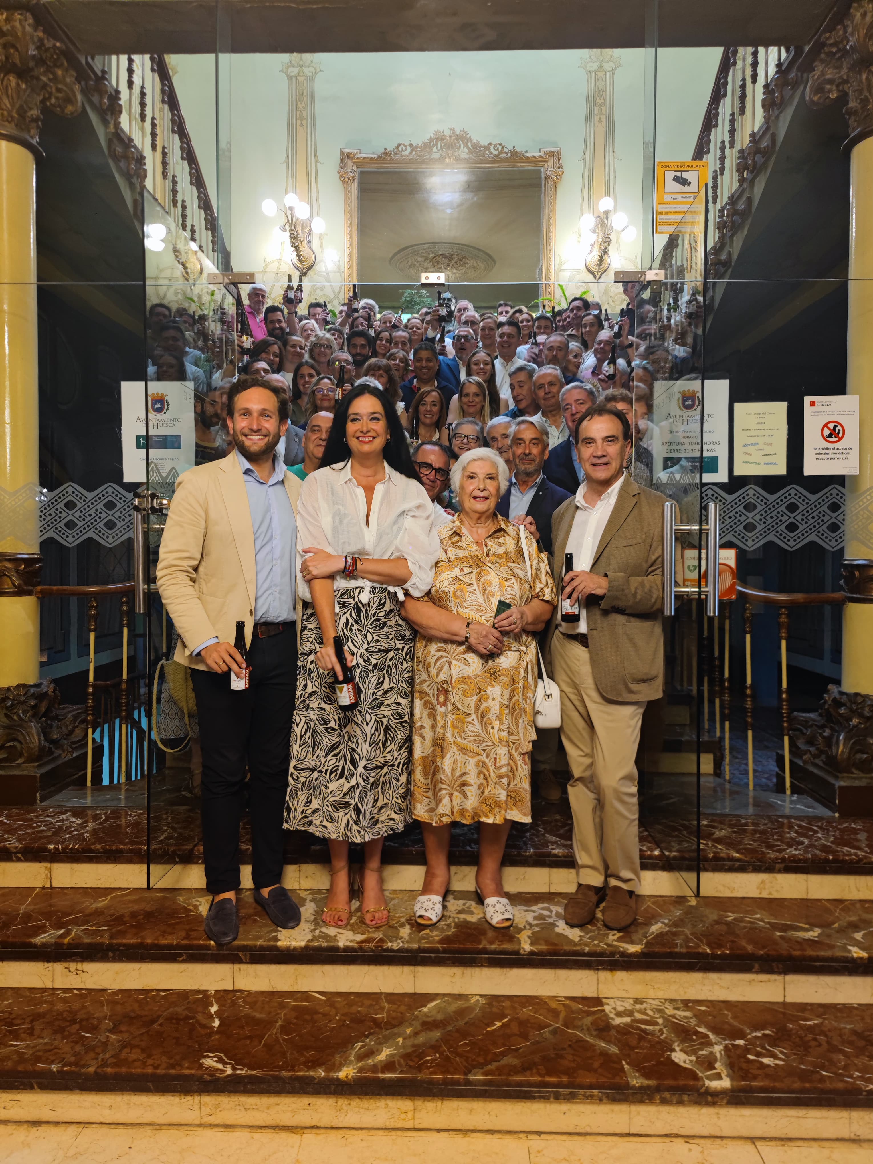 Foto de familia del Brindis Laurentino de Radio Huesca. En primer plano, el presidente de la Diputación, Isaac Claver, la alcaldesa, Lorena Orduna, Merche Casasús y el director regional de la SER, José María Tejerina.