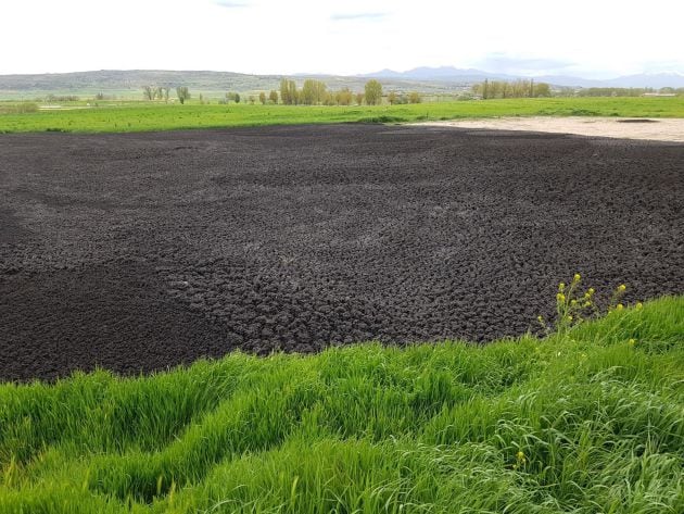 Lodos depositados en una parcela en los alrededores de Ávila