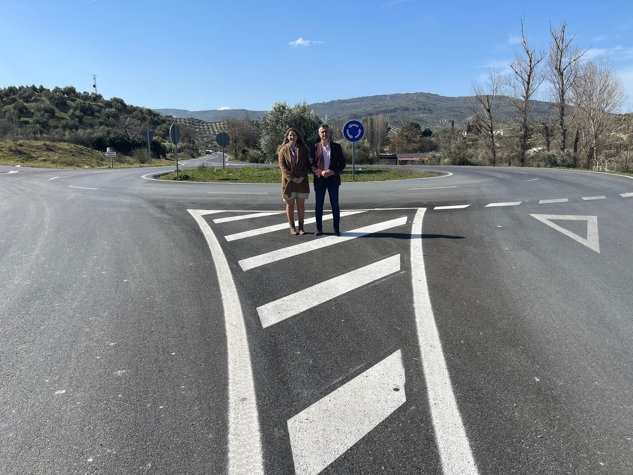 El diputado de Infraestructuras Municipales, José Luis Agea, junto a la alcaldesa de Los Villares, Ana Morillo, en la carretera JA-3300.