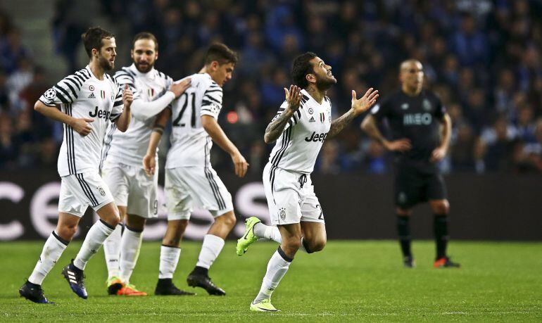 Dani Alves festeja su tanto, el segundo de la Juventus en Do Dragao