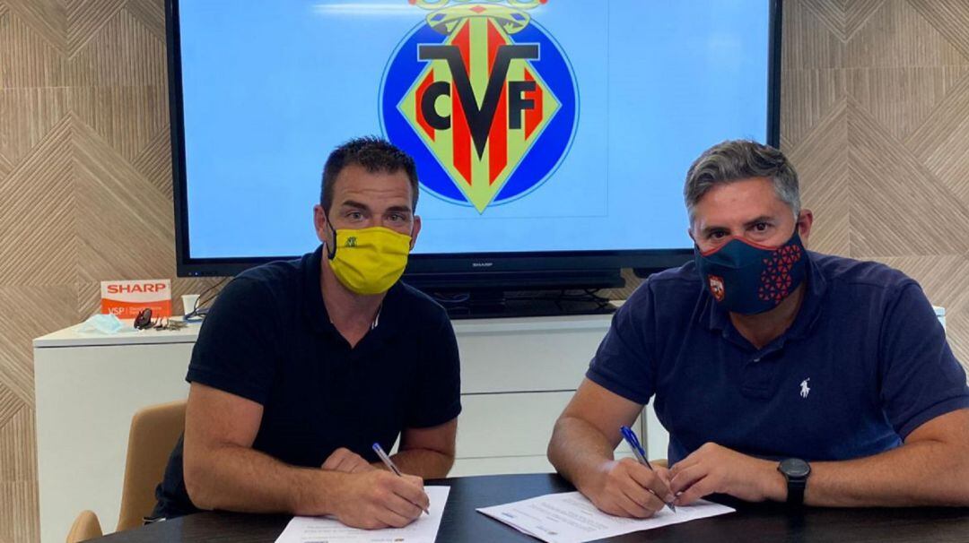 Andrés Pardo (I) y Vicente Cabanes, representantes del Villarreal C. F. y Elda Unión respectivamente, firmando el acuerdo