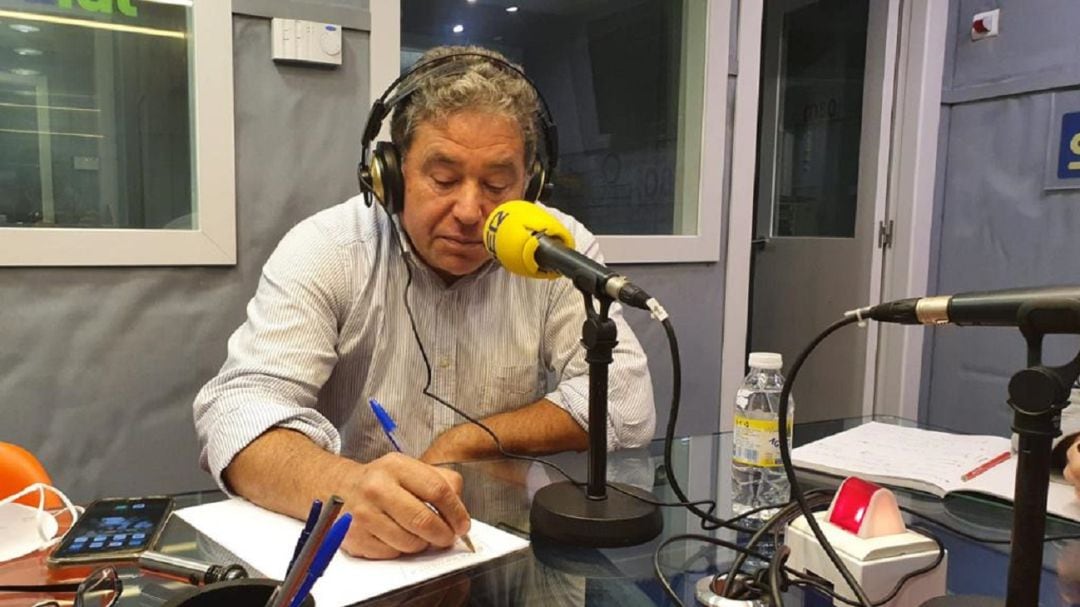 Miguel Anxo Fernández Lores toma nota en los estudios de Radio Pontevedra