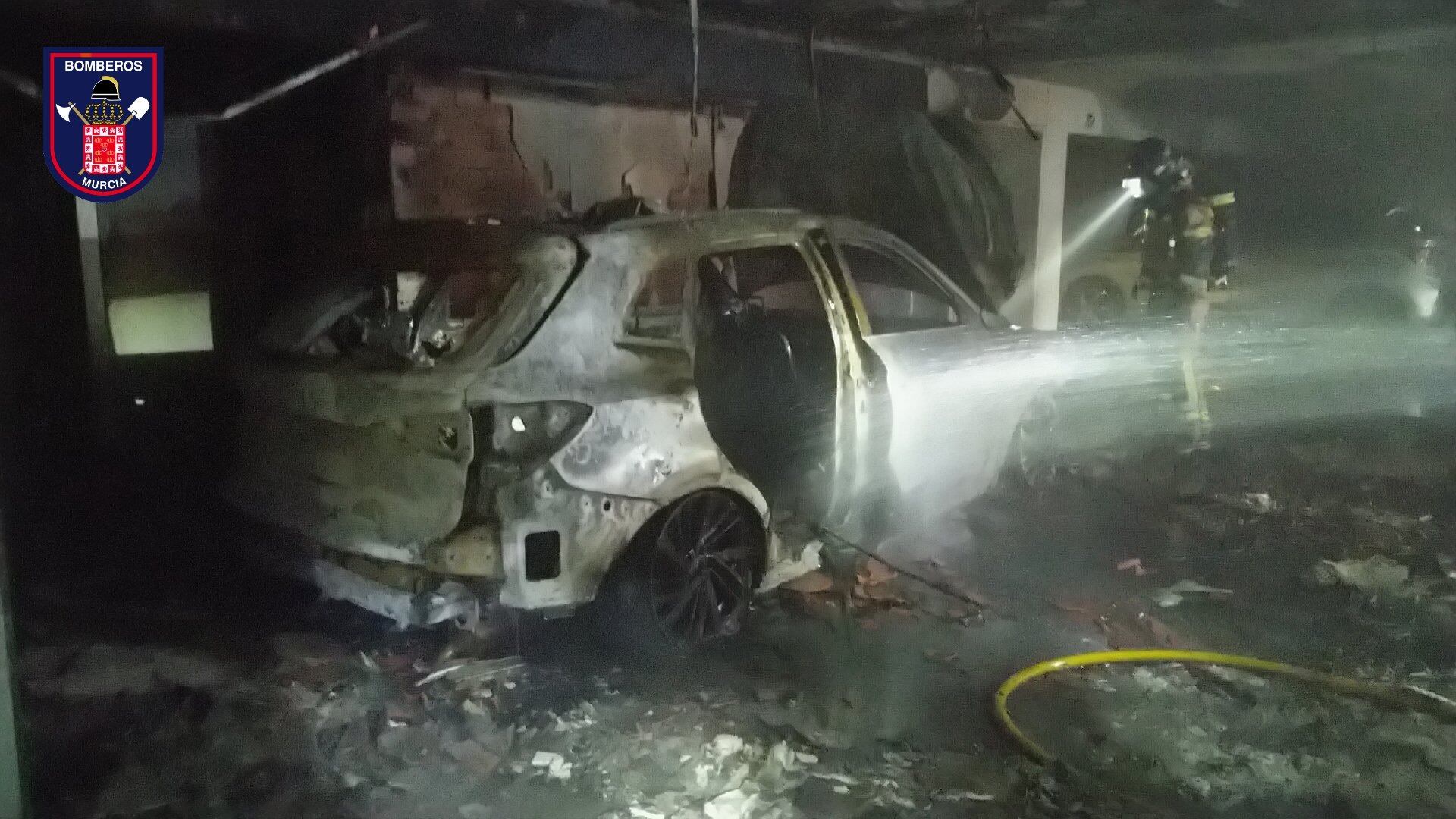 El incendio se originó en un vehículo híbrido