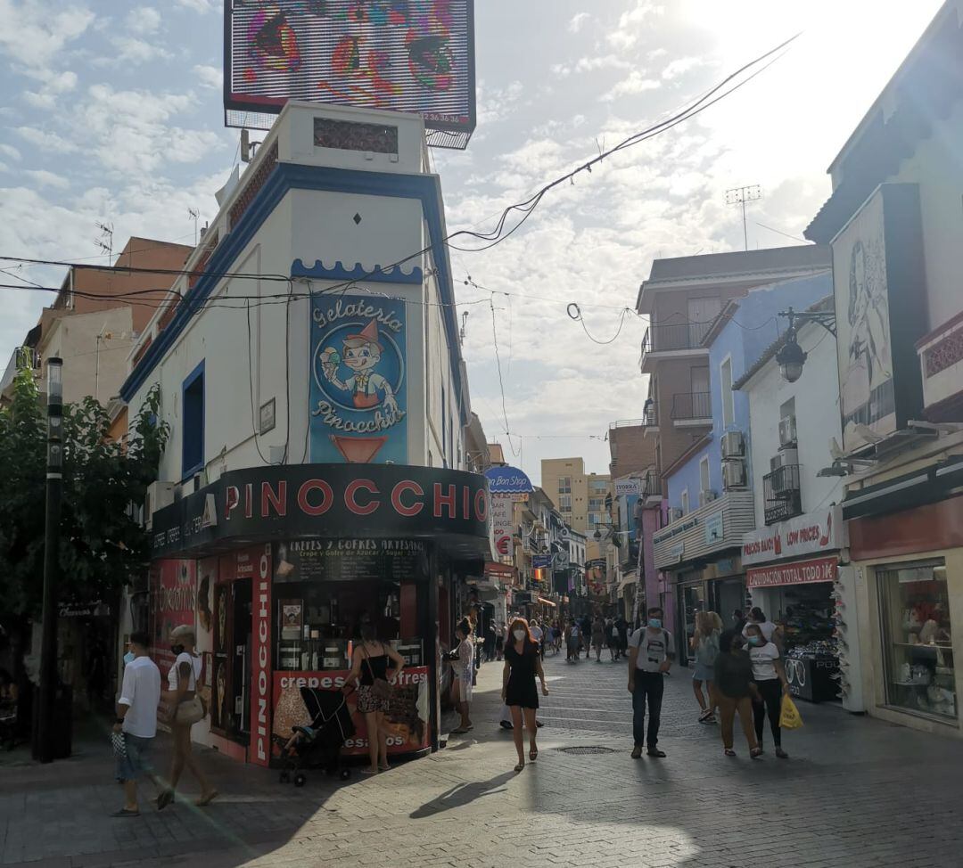Una céntrica calle de Benidorm, prácticamente vacía la pasada semana.