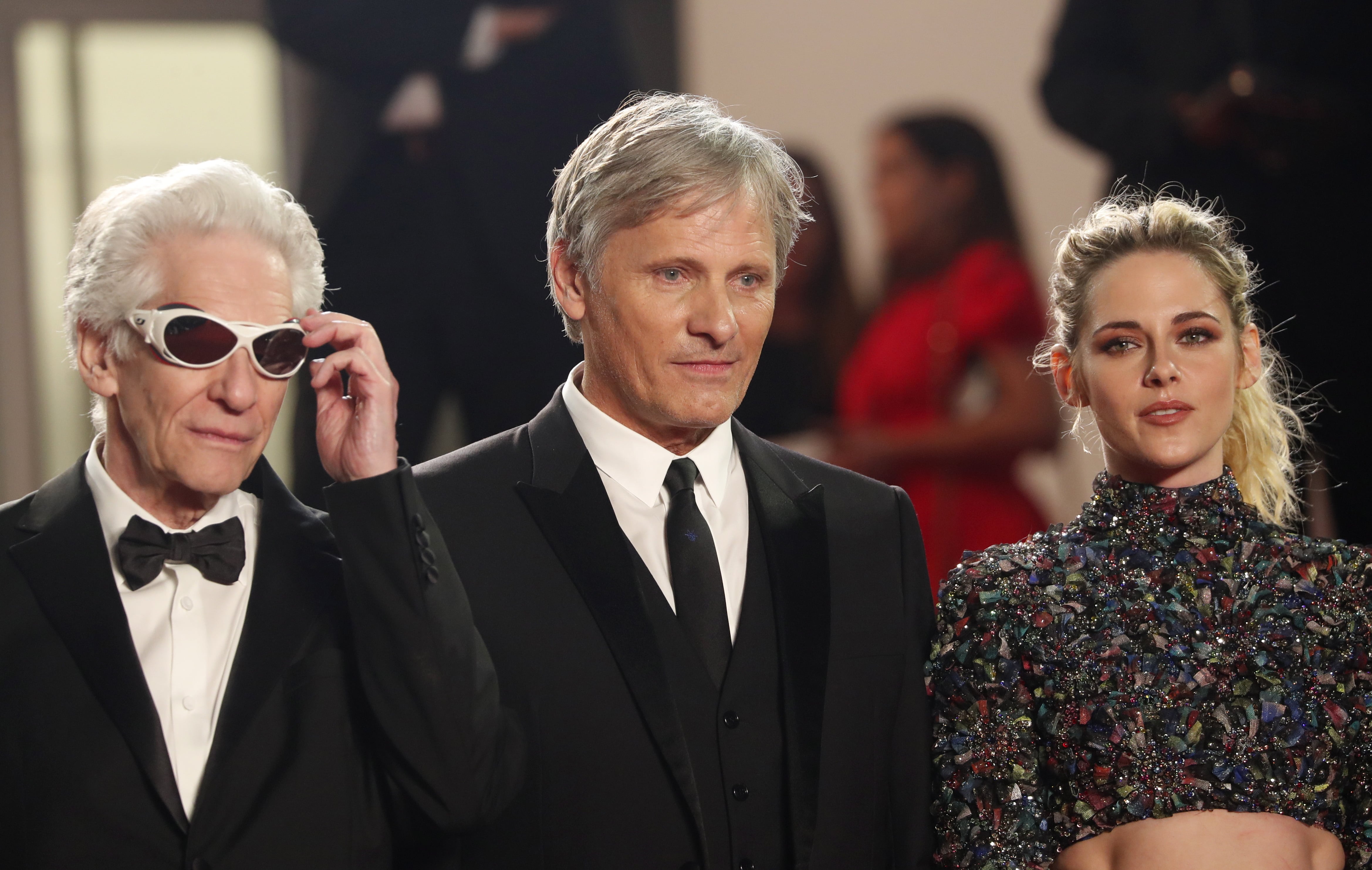 Cannes (France), 23/05/2022.- (L-R) Director David Cronenberg, Viggo Mortensen, and Kristen Stewart arrive for the screening of &#039;Crimes of the Future&#039; during the 75th annual Cannes Film Festival, in Cannes, France, 23 May 2022. The movie is presented in the Official Competition of the festival which runs from 17 to 28 May. (Cine, Francia) EFE/EPA/GUILLAUME HORCAJUELO
