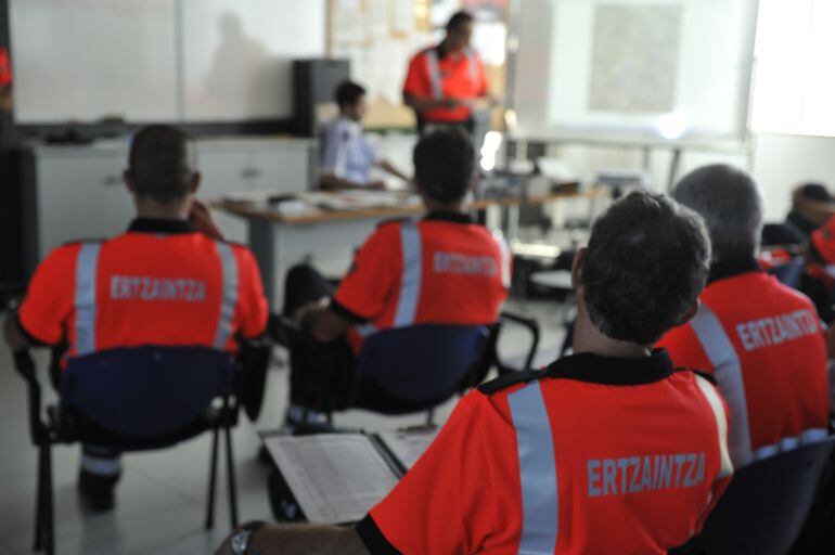 Varios agentes de la Ertzaintza en una imagen de archivo.