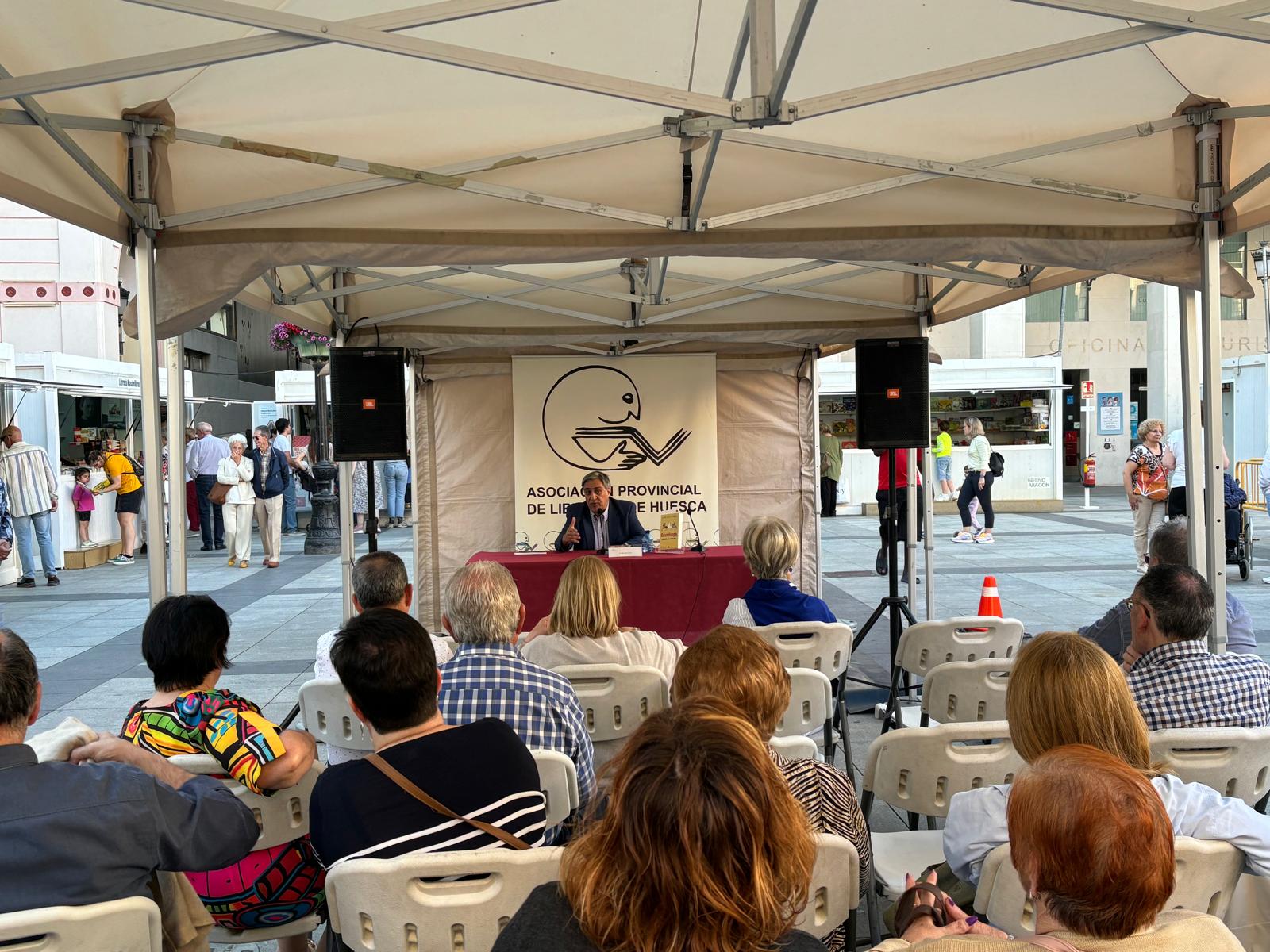 José Luis Corral, presentando &quot;Covadonga&quot;, en la Feria del libro de Huesca