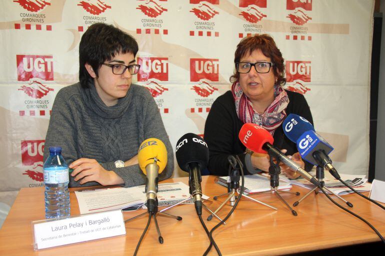 La secretària de benestar i treball de la UGT a Catalunya, Laura Pelay, i la secretària general del sindicat a Girona, Dolors Bassa, durant la presentació de l'informe.