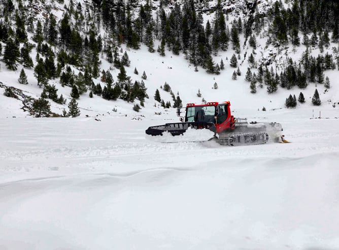 Las estaciones de esquí ya trabajan para iniciar la temporada tras las nevadas de los últimos días.