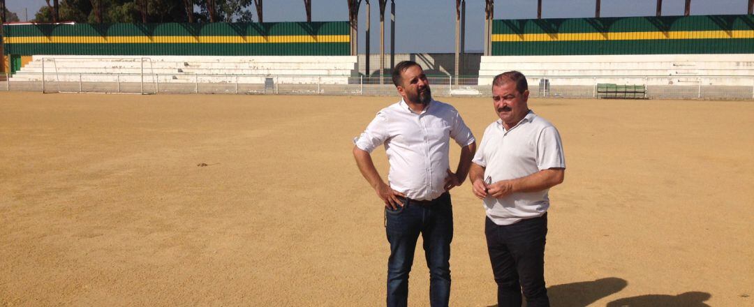 El diputado de Infraestructuras Municipales, José Castro, ha presentado esta mañana el proyecto de obra que se va a ejecutar para implantar césped artificial en el campo de fútbol de Baños de la Encina acompñado por el alcalde de la localidad, Antonio Las